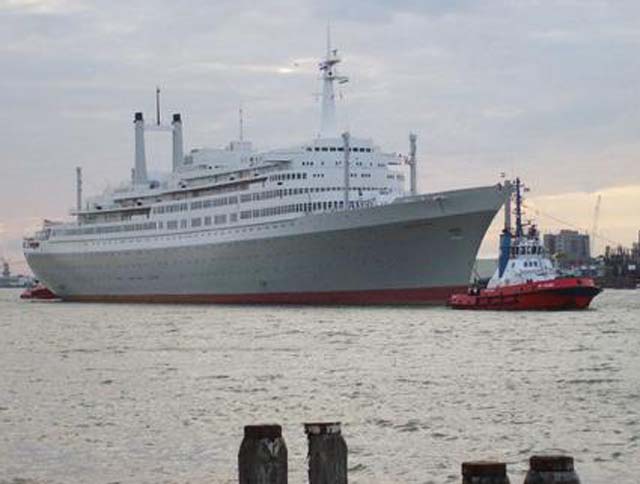 Voormalig cruiseschip ss Rotterdam van de Holland America Line aan de kade in Katendrecht in Rotterdam